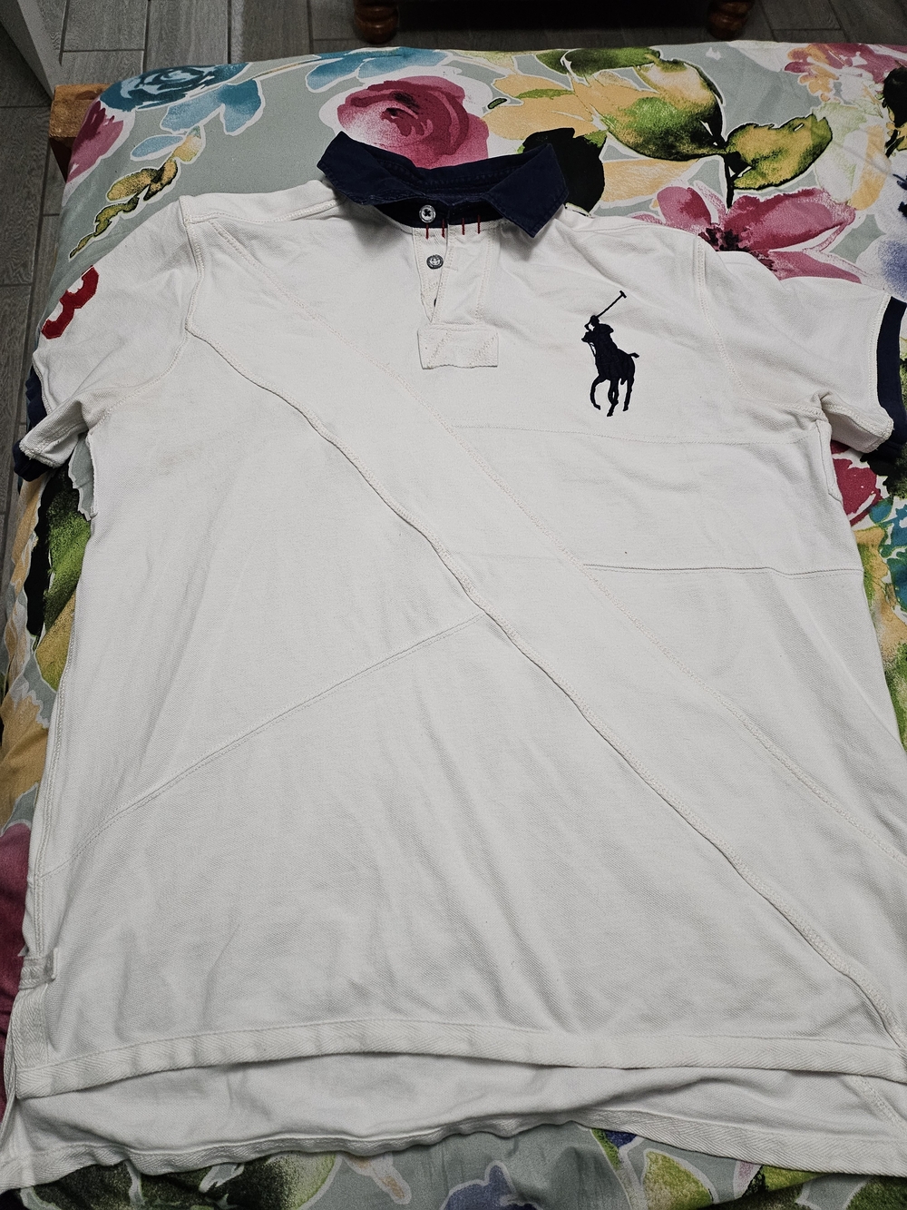 Vintage Polo-Style Men's White Short-Sleeve Shirt with Navy Collar 90s